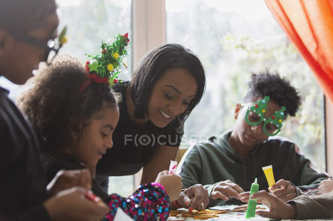 Famiglia decorazione biscotti di Natale a tavola — Foto stock