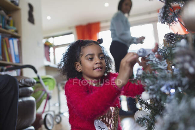 Fille décoration arbre de Noël — Photo de stock