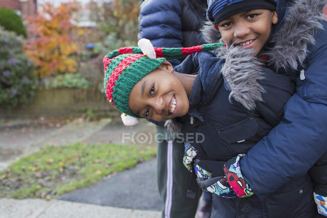 Ritratto felice affettuoso fratelli abbracciare nel vialetto — Foto stock