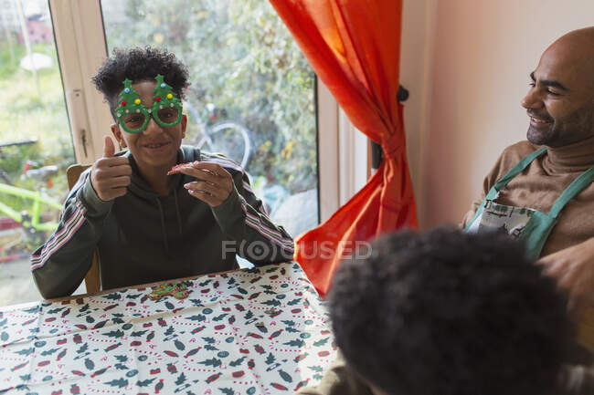 Porträt festlicher Junge mit Weihnachtsgläsern am Tisch — Stockfoto