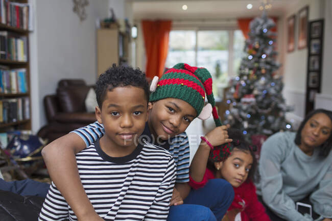 Portrait heureux frères câlins dans le salon de Noël — Photo de stock
