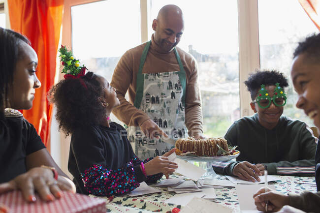 Vater serviert Familie am Tisch Weihnachtskuchen — Stockfoto