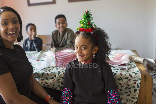 Retrato chica feliz con sombrero de Navidad festivo - foto de stock