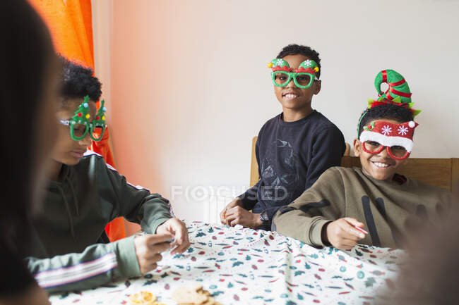Retrato irmãos festivos usando óculos de Natal — Fotografia de Stock
