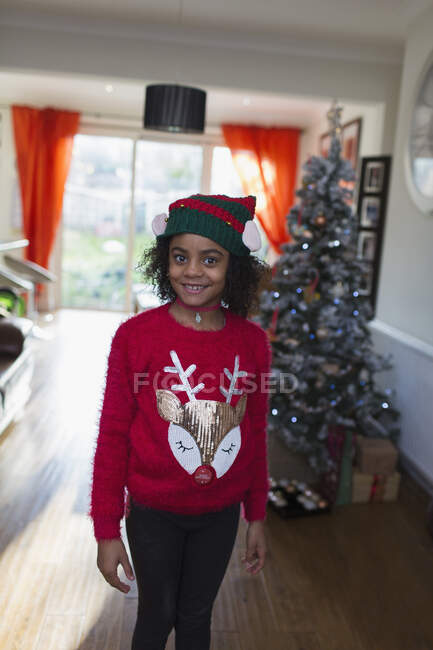 Menina festiva retrato em camisola de Natal e chapéu — Fotografia de Stock