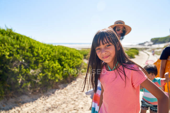 Портрет счастливая девушка на солнечном пляже с семьей — стоковое фото