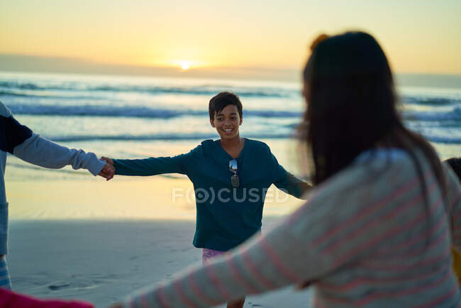 Famiglia felice fuori nella spiaggia del tramonto — Foto stock