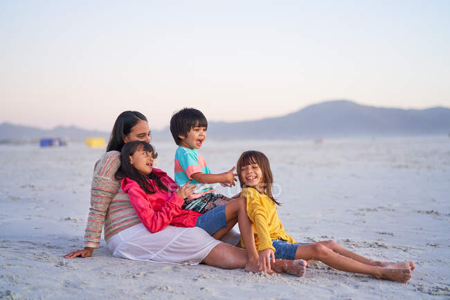 Familia feliz relajarse en la playa - foto de stock