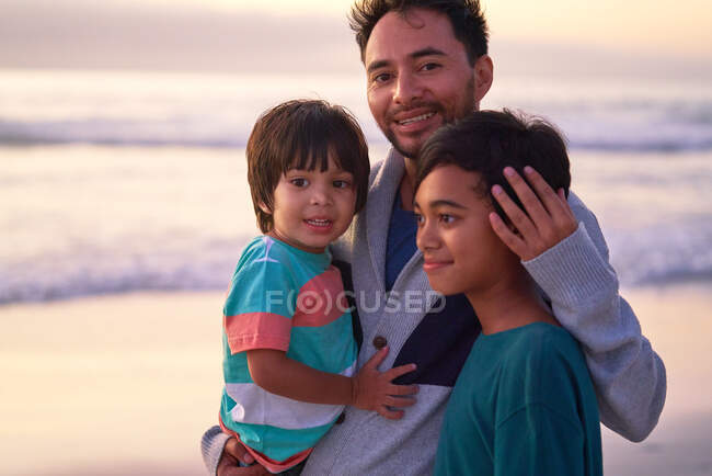 Портрет счастливый отец и сыновья на берегу океана — стоковое фото
