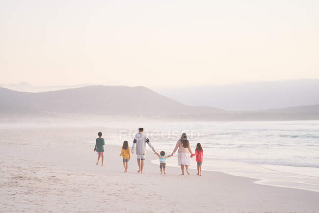 Familie Händchen haltend am Strand von Kapstadt, Südafrika — Stockfoto