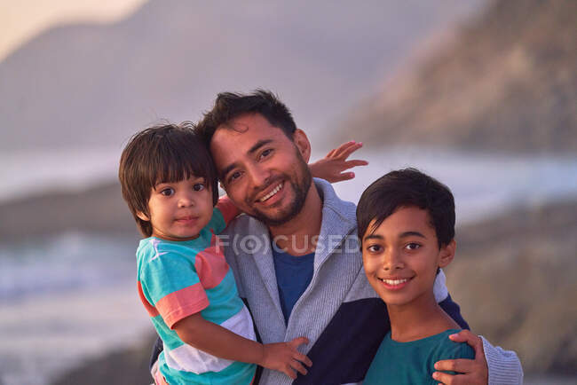 Retrato feliz pai e filhos na praia — Fotografia de Stock