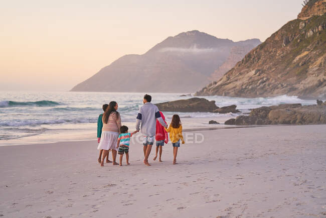 Family walking on ocean beach, Cape Town (Ciudad del Cabo), Sudáfrica - foto de stock