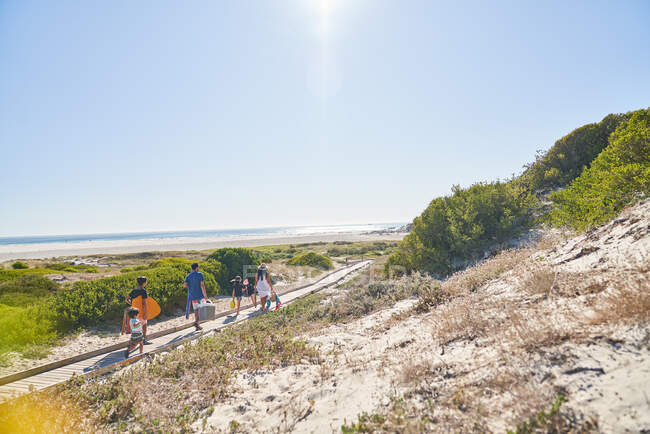 Family walking on sunny beach path, Città del Capo, Sud Africa — Foto stock