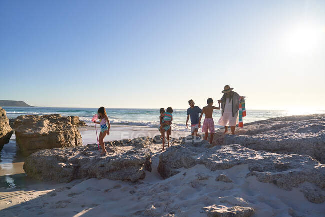Famiglia che gioca sulle rocce sulla spiaggia soleggiata dell'oceano, Città del Capo, Sud Africa — Foto stock