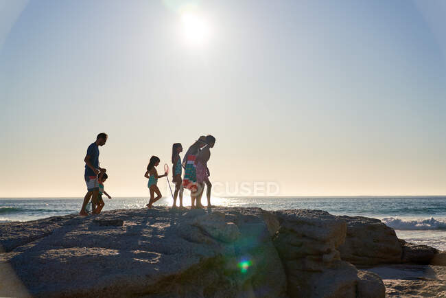 Щаслива сім'я на вулиці на сонячному пляжі — стокове фото