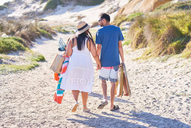 Família feliz lá fora na praia ensolarada — Fotografia de Stock