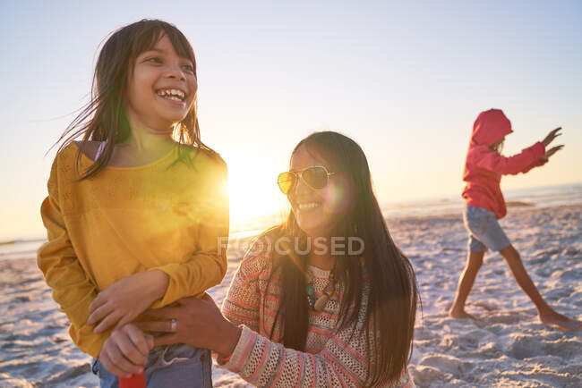 Famiglia felice fuori nella spiaggia soleggiata — Foto stock