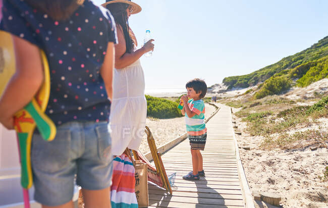 Família feliz lá fora na praia ensolarada — Fotografia de Stock