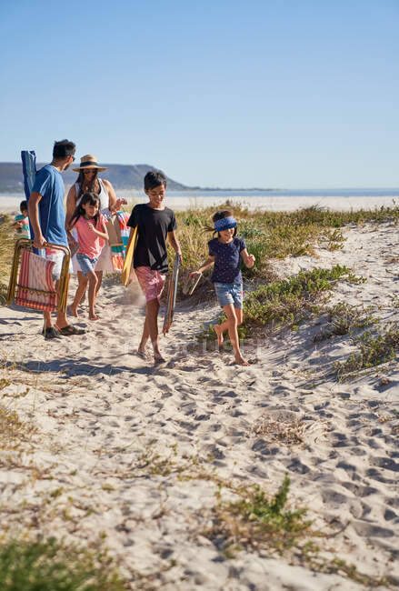 Famiglia felice fuori nella spiaggia soleggiata — Foto stock