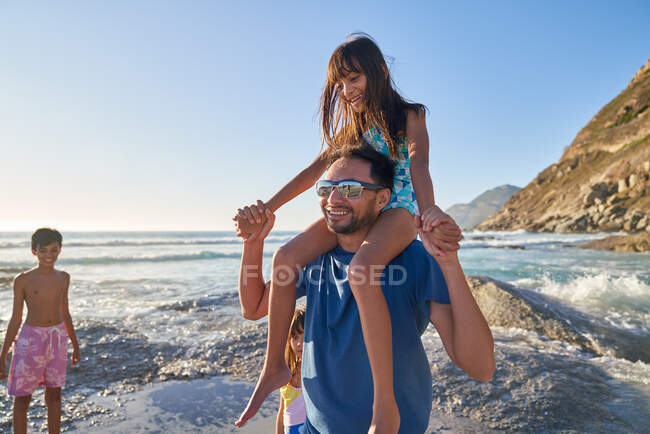 Glückliche Familie draußen am sonnigen Strand — Stockfoto
