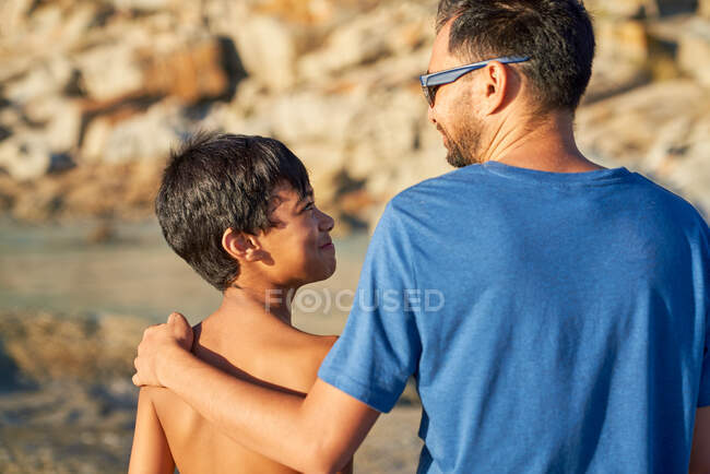 Любящий отец и сын на солнечном пляже — стоковое фото