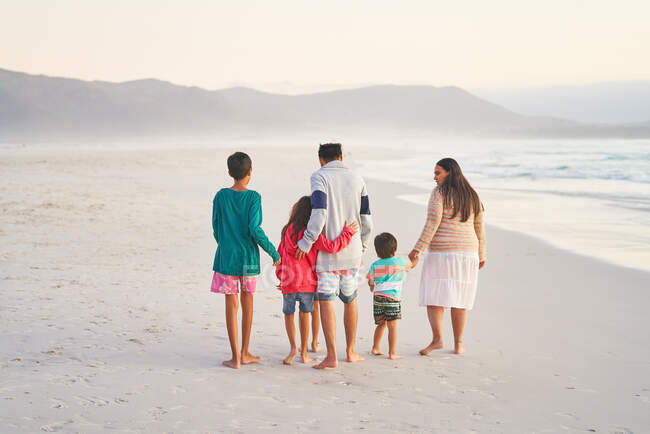 Familia cariñosa caminando en la playa del océano, Ciudad del Cabo, Sudáfrica - foto de stock