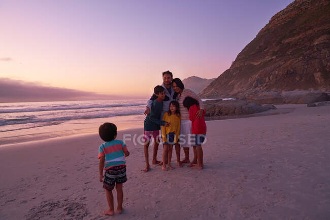 Familia feliz en la playa del océano al atardecer, Ciudad del Cabo, Sudáfrica - foto de stock