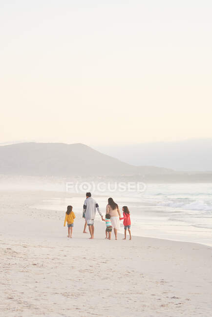 Family walking on ocean beach, Cape Town (Ciudad del Cabo), Sudáfrica - foto de stock