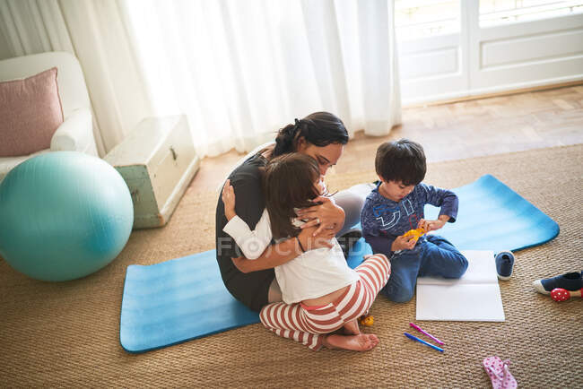 Liebevolle Familie spielt und trainiert im Wohnzimmer — Stockfoto