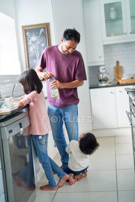 Family doing dishes in kitchen — Stock Photo