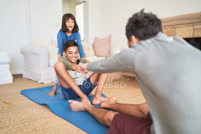 Família feliz exercício na sala de estar — Fotografia de Stock