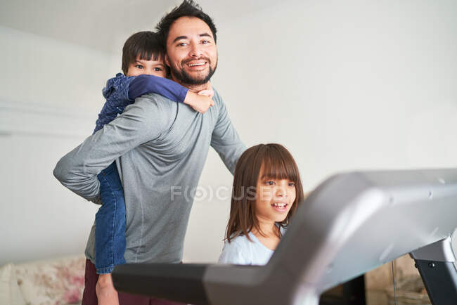 Glückliche Familie hat Zeit miteinander — Stockfoto
