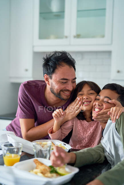 Счастливая семья проводит время вместе — стоковое фото