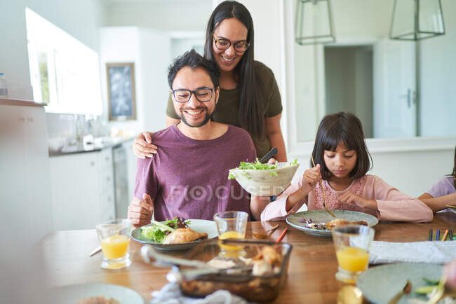 Famiglia felice hanno tempo insieme — Foto stock