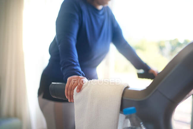 Mulher se exercitando na esteira — Fotografia de Stock