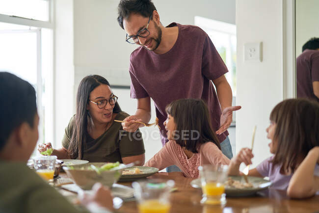 Сім'я обідають в обідній стіл — стокове фото