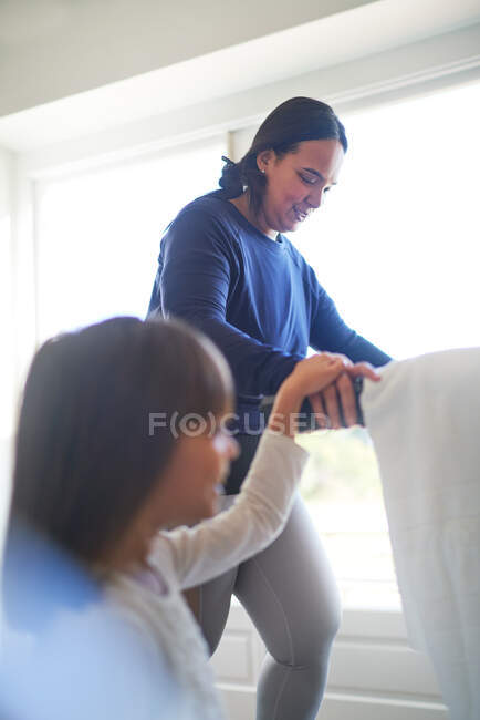 Tochter beobachtet Mutter auf Laufband — Stockfoto