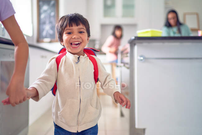 Retrato menino feliz na cozinha com a família — Fotografia de Stock