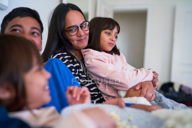 Щаслива сім'я дивиться телевізор — стокове фото