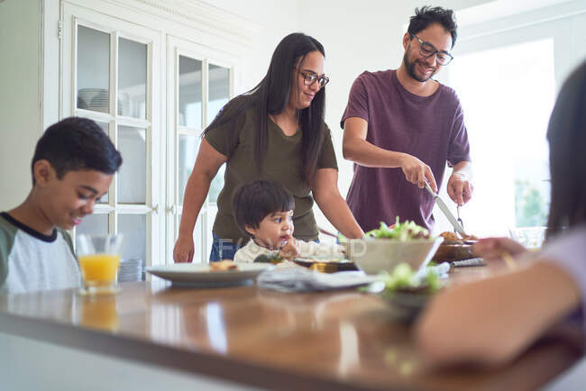 Familie isst Mittagessen am Esstisch — Stockfoto
