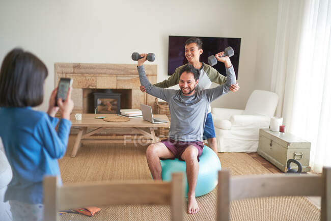 Família brincalhão exercitando na sala de estar — Fotografia de Stock