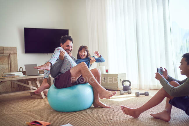 Грайливий батько і діти займаються у вітальні — стокове фото