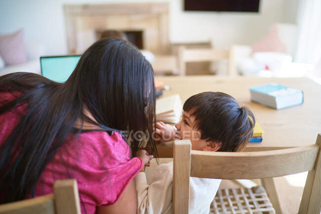 Affettuosi madre e figlio a tavola — Foto stock