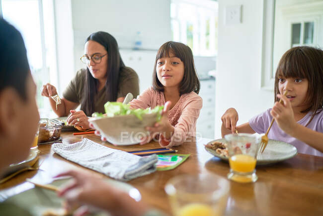 Familie isst Mittagessen am Esstisch — Stockfoto