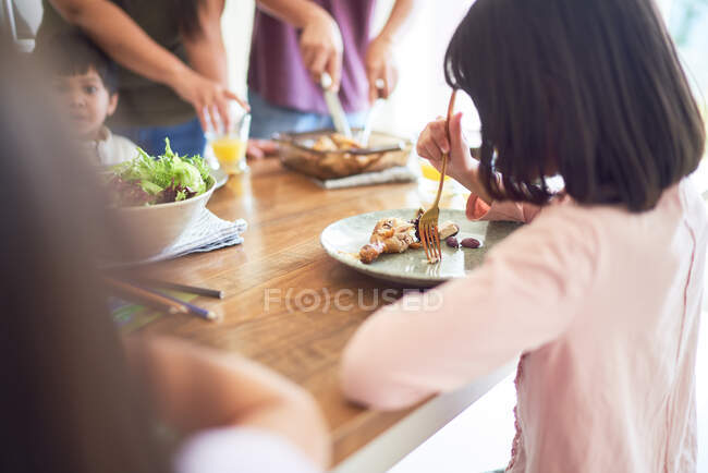 Mädchen isst Mittagessen am Esstisch — Stockfoto