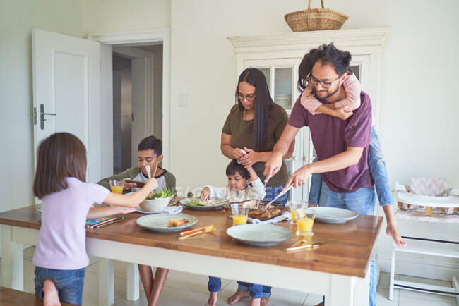 Família almoçando na mesa de jantar — Fotografia de Stock