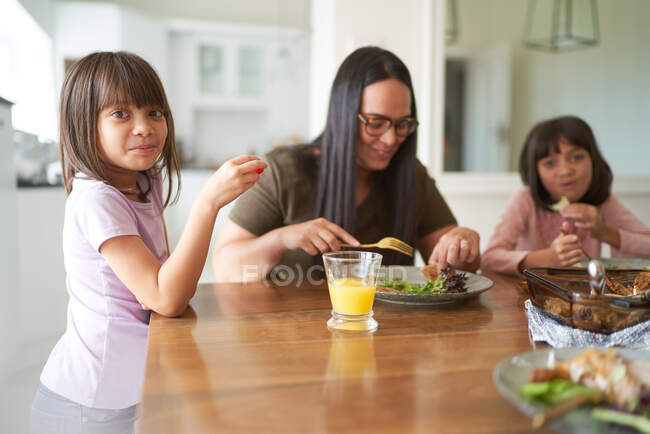 Mutter und Töchter essen Mittagessen am Tisch — Stockfoto