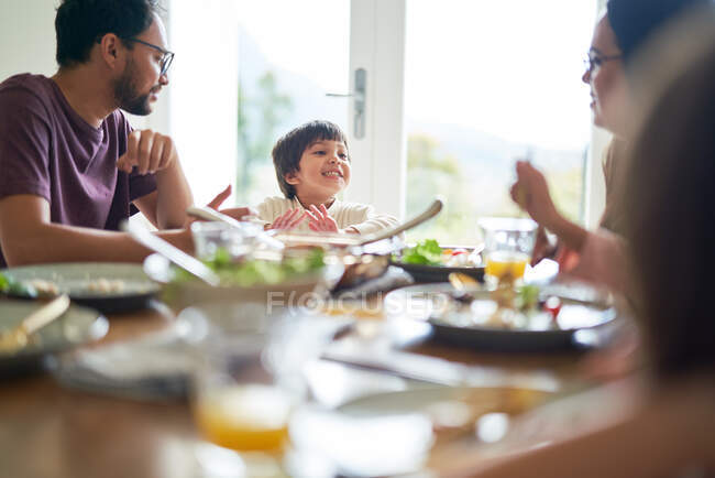 Glückliche Familie isst Mittagessen am Esstisch — Stockfoto