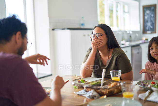 Счастливая семья смеется за обеденным столом — стоковое фото