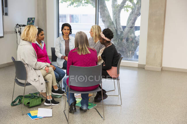 Група підтримки жінок розмовляє по колу в громадському центрі — стокове фото